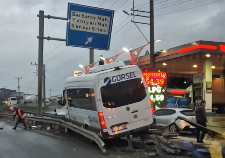 Sabah Saatlerinde Servis Aracı Bariyerlere Çarptı!