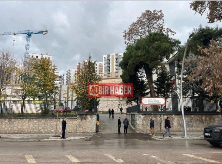 İzmit’te Lisede Korkunç Olay: 15 Yaşındaki Öğrenci Ağır Yaralandı!
