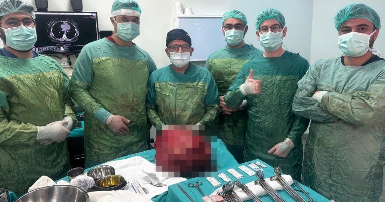 Karnından 13 kiloluk kitle çıkarıldı