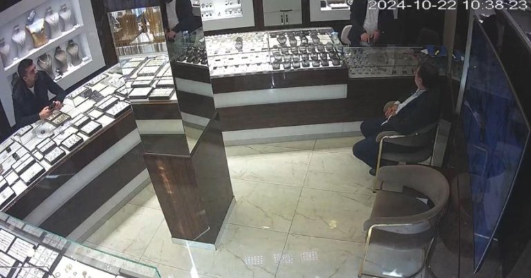 Alacağını istemeye gelen müşterisini kurşunladı