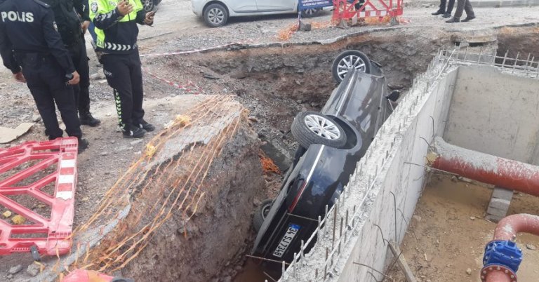 Araç, belediyenin çukuruna düştü: 1 yaralı