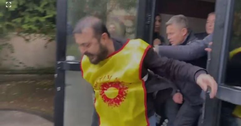 Üniversite, sendika temsilcilerini zorla dışarı attırdı
