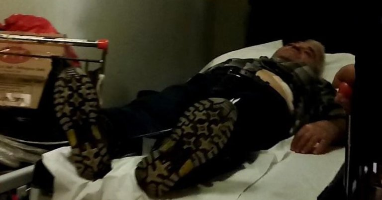 Kendisini doktora götürmek isteyen babasını bıçakladı