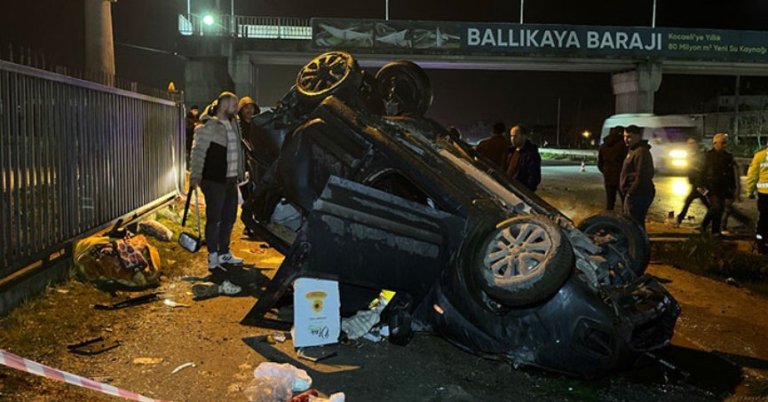 TIR’ın çarptığı araç param parça oldu