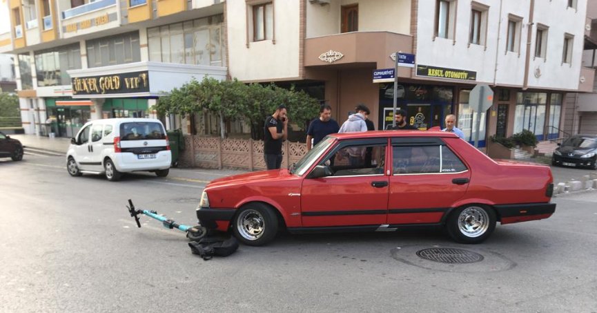 Scooter ile okula giden gence otomobil çarptı