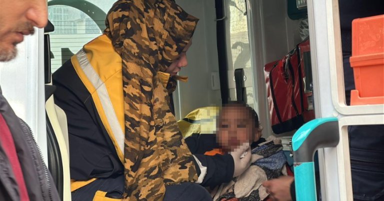 Annesinin yalnız bıraktığı bebeği, polis evden çıkardı