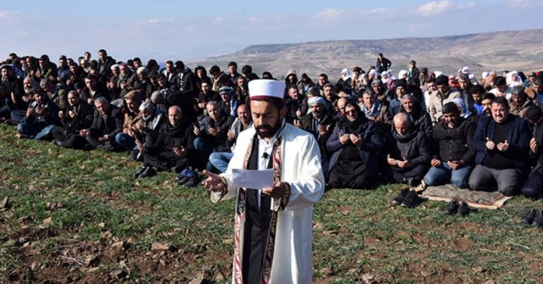 Çiftçiler, yağmur duasına çıktı