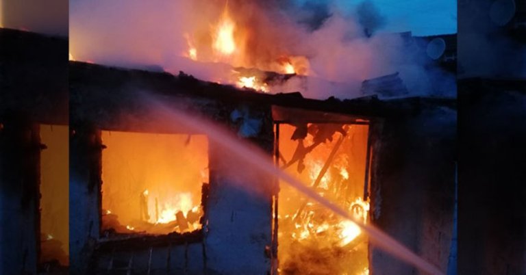 Devrilen kömür sobasından çıkan yangında ev alev alev yandı