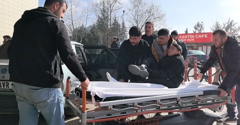 Otomobille elektrikli bisiklet çarpıştı, 12 yaşındaki çocuk yaralandı