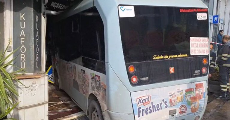 Minibüs berber dükkanına girdi: 3 yaralı