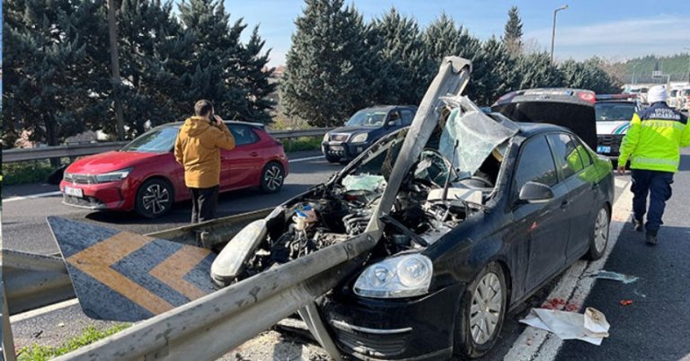 TEM’de, yol ayrımında otomobil bariyere çarptı: 1’i ağır, 4 yaralı
