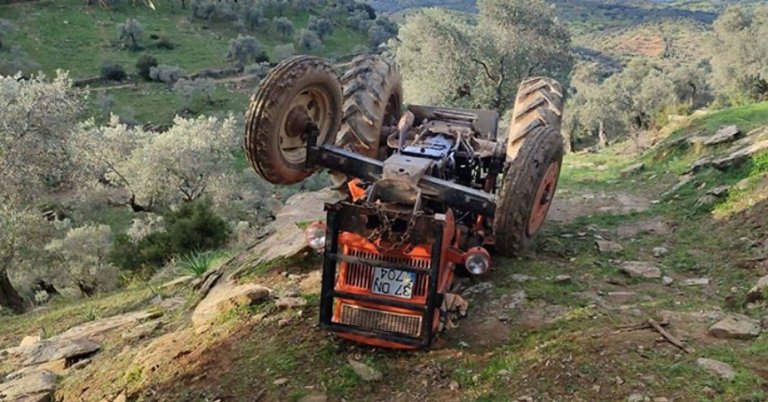 Devrilen traktörün altında kalan çiftçi öldü