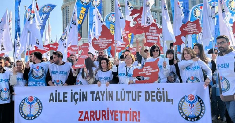 Sağlık çalışanları bakanlık önünde sorunlarını anlattı