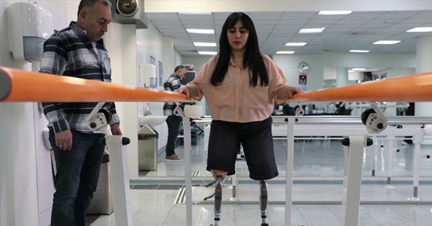 Depremde 2 kızını ve bacaklarını kaybetti