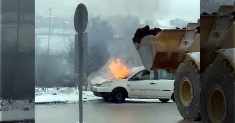 Otomobildeki yangını kepçeyle toprak dökerek söndürdü