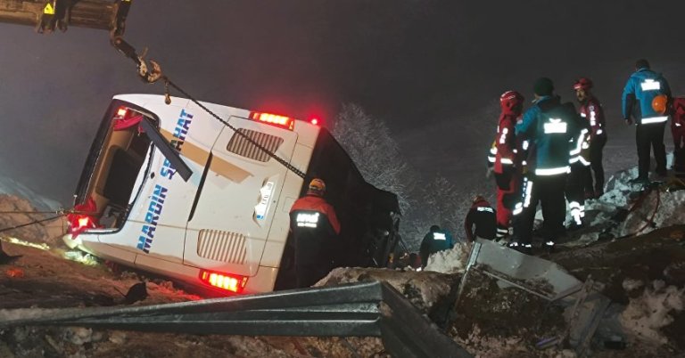 Yolcu otobüsü kaza yaptı: 4 ölü 32 yaralı