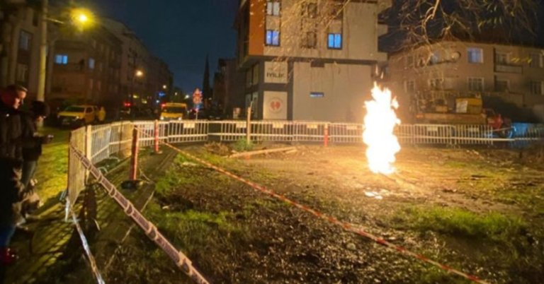 Sondaj sırasında çıkan metan gazı yanmaya devam ediyor