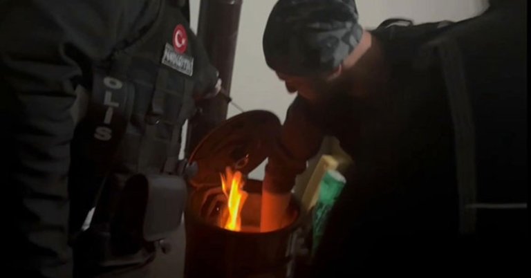 Polis, uyuşturucuyu yanan sobadan aldı