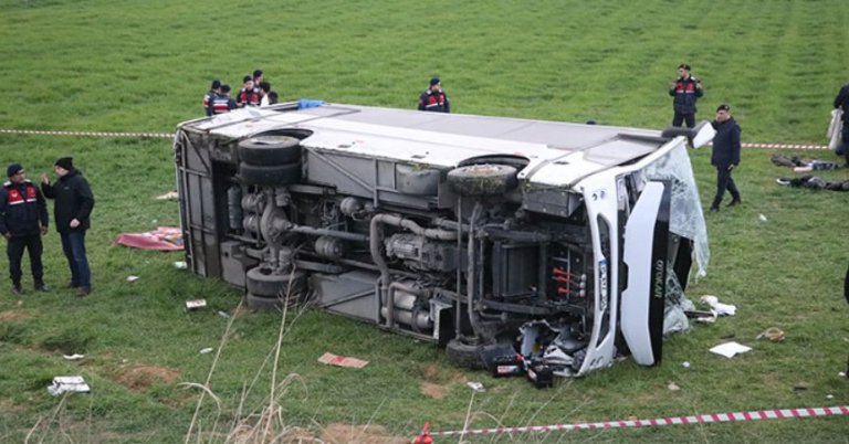 Öğrencileri taşıyan midibüs devrildi; 2 ölü, 26 yaralı