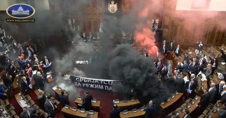Sırbistan’da Meclis’e sis bombası atıldı