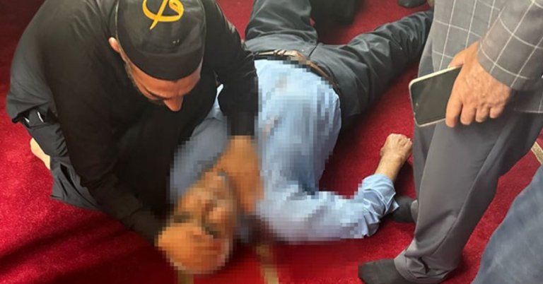 Camide namaz kılarken bıçaklandı