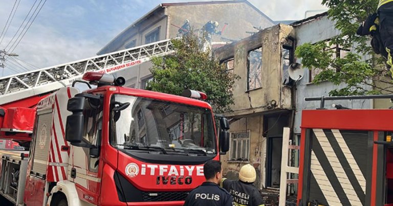 Bitişik 3 ev yandı; 2 itfaiye eri yaralandı