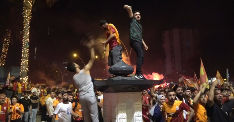 Galatasaray’ın şampiyonluk kutlamalarında kavga çıktı