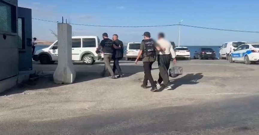 Midelerinden 1 kilo uyuşturucu çıktı