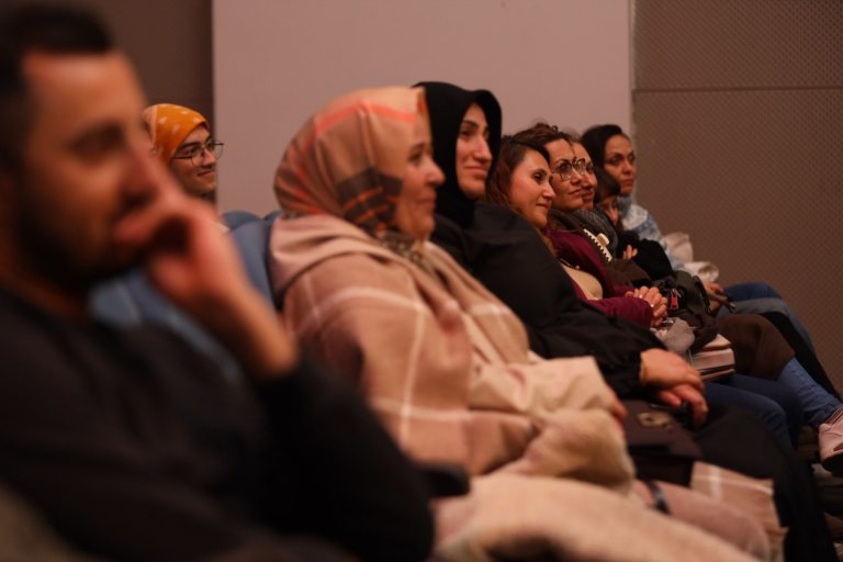 Körfez’de ‘Kırık Ayna’ Ayakta Alkışlandı!