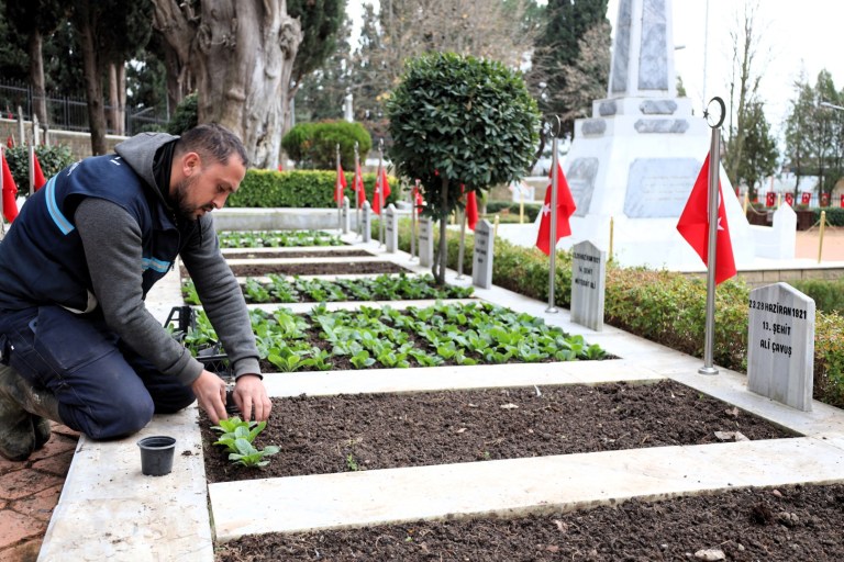 Kocaeli’de Şehitliklere Özenli Bakım!