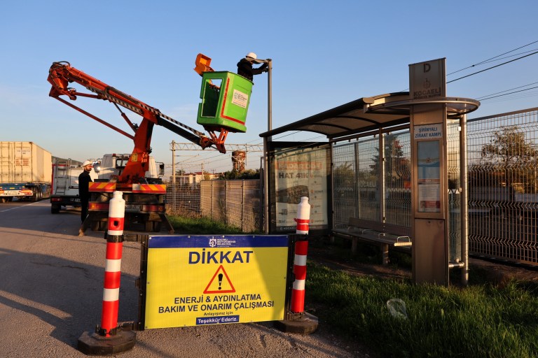 Kocaeli’de Duraklar Güneş Enerjisiyle Aydınlanıyor!