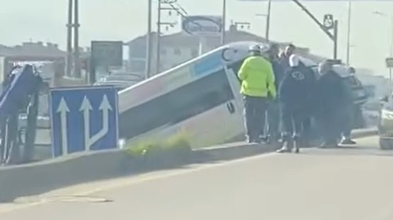 Derince’de Servis Aracı Kaza Yaptı!