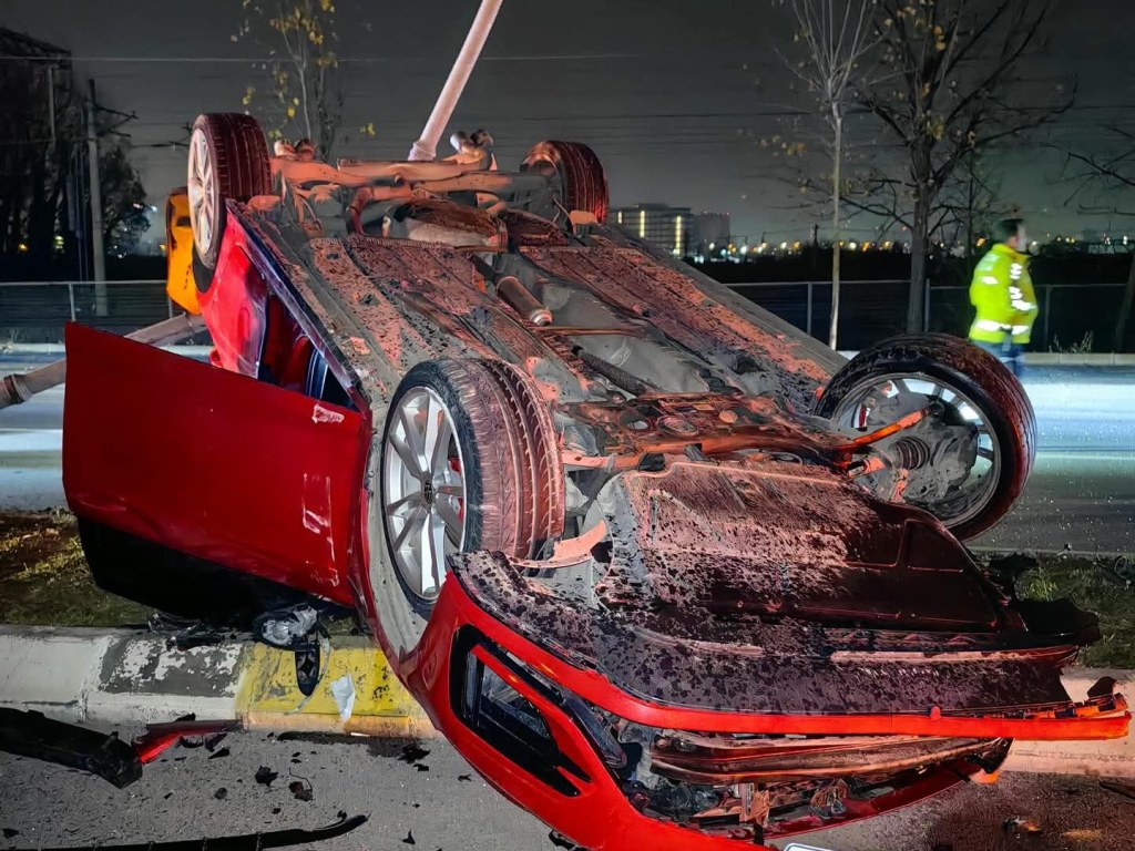 İzmit’te Trafik Kazası: Araçta Sıkışan Kurtarıldı!