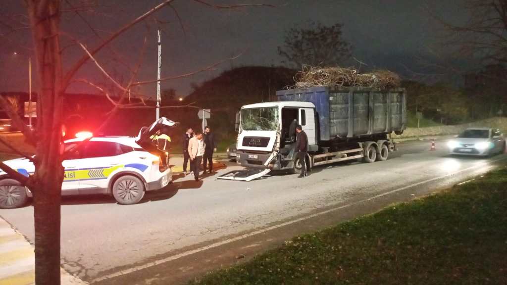 Gebze’de Hurda Kamyonlar Çarpıştı!