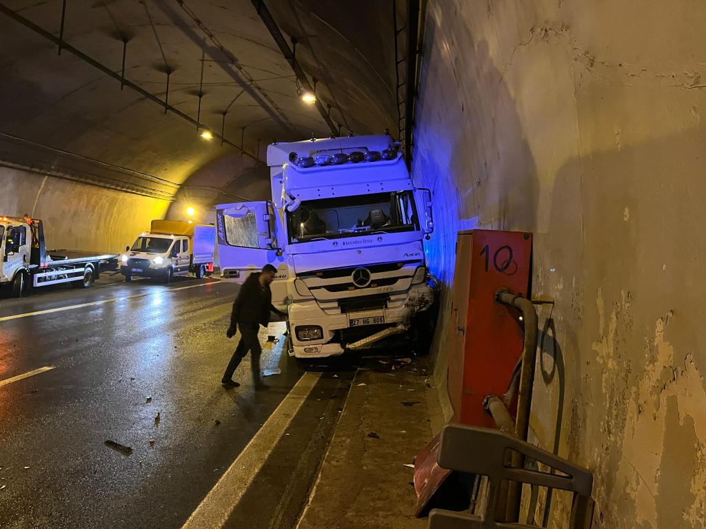 İzmit’te Tır Otomobili Tünel Duvarına Sıkıştırdı!