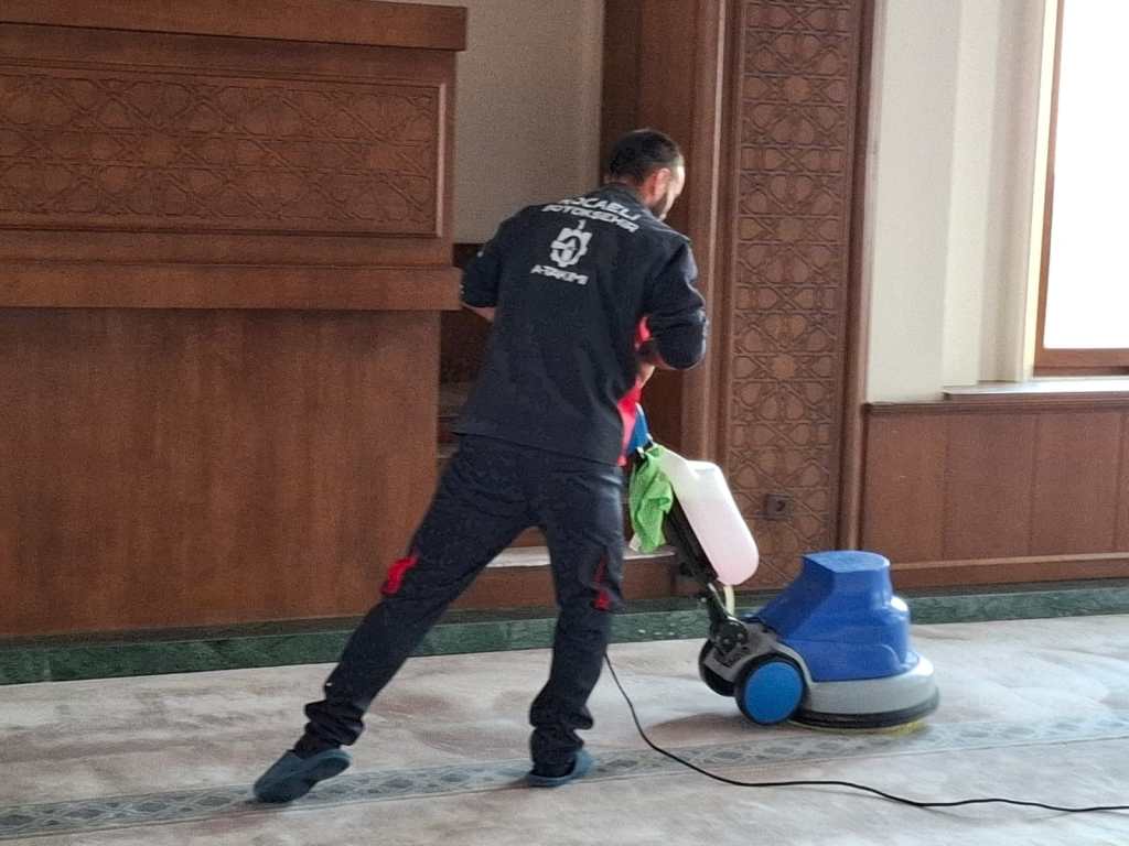 Çayırova’da Camiye Detaylı Temizlik!