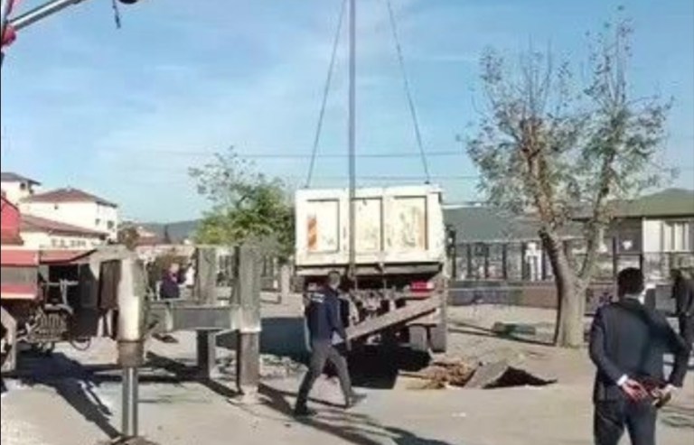 Dilovası’nda okul bahçesinde asfalt çöktü!
