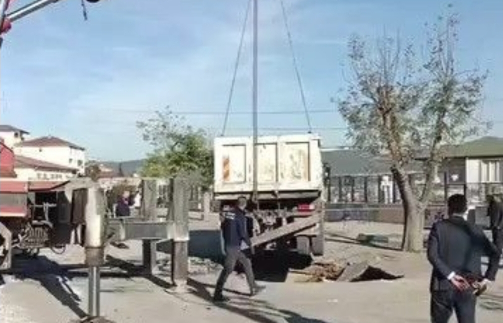 Dilovası’nda okul bahçesinde asfalt çöktü!