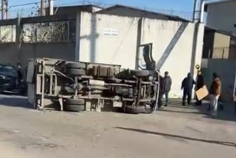 İzmit Sanayi Mahallesi’nde Açık Rögar Tehlike Saçıyor!
