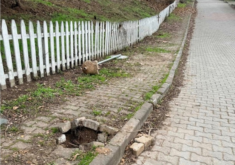 Başiskele’de Trafik Levhası Tehlikesi!