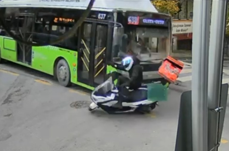 Çayırova’da Halk Otobüsü ile Motosiklet Çarpıştı!