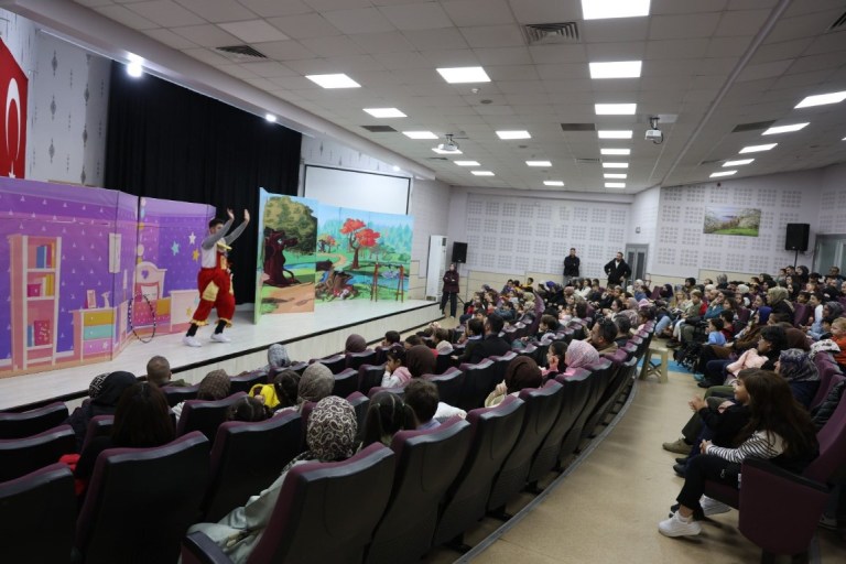 Kartepe’de Neşe ve Cesaret Dolu Tiyatro!