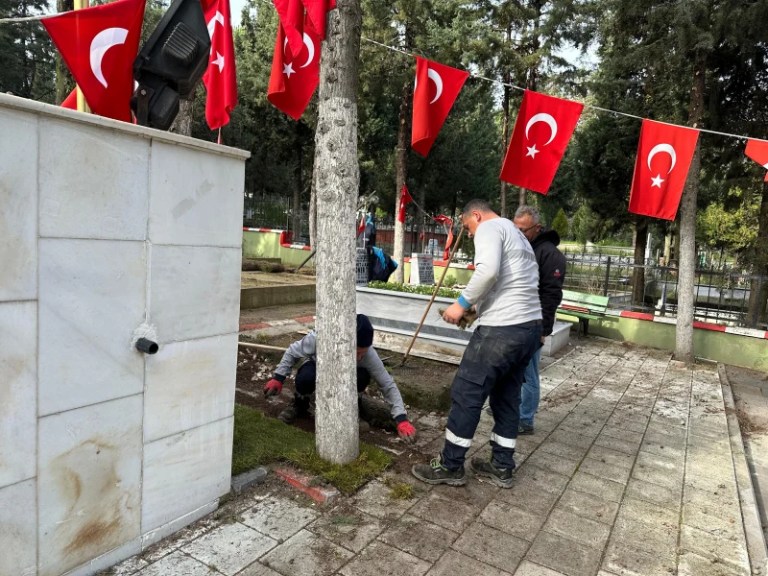 Gebze Şehitliği’nde Kapsamlı Bakım ve Peyzaj Çalışması!