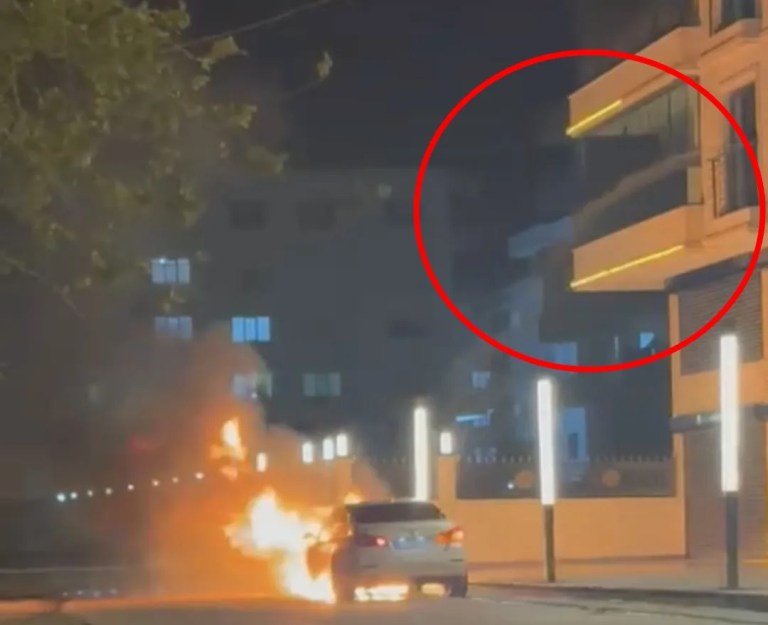 Balkondan Hortumla Alevlere Müdahale Anı Kamerada