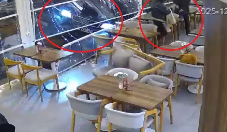 Kayseri'de Otomobil Kafeye Girdi, Kaza Kamerada