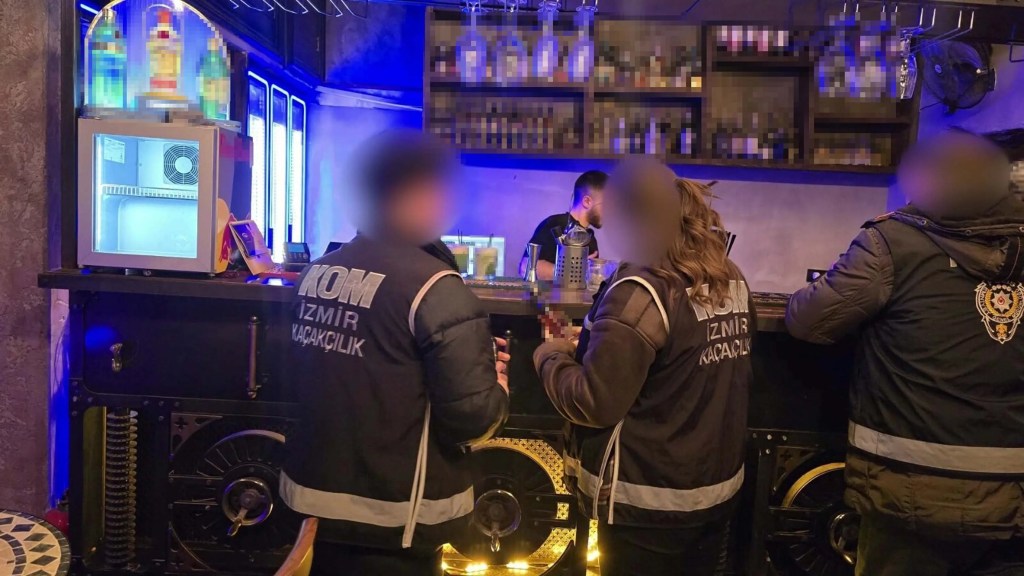 İzmir'de Sahte Alkol Operasyonu: 2 Kişi Tutuklandı