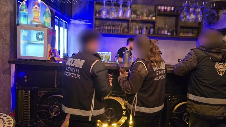 İzmir'de Sahte Alkol Operasyonu: 2 Kişi Tutuklandı