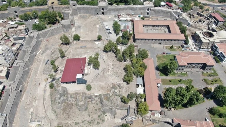 Diyarbakır İçkale'de 100 Yıllık Surlar Ortaya Çıkarıldı