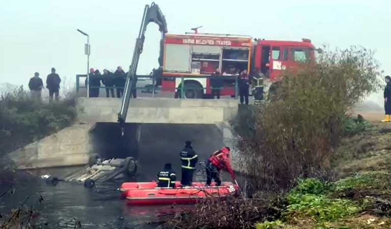 Sisli Havada Dereye Uçan Araçta Genç Sürücü Hayatını Kaybetti