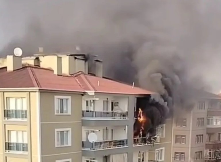Ankara Çubuk'ta Apartman Yangını Korkuttu